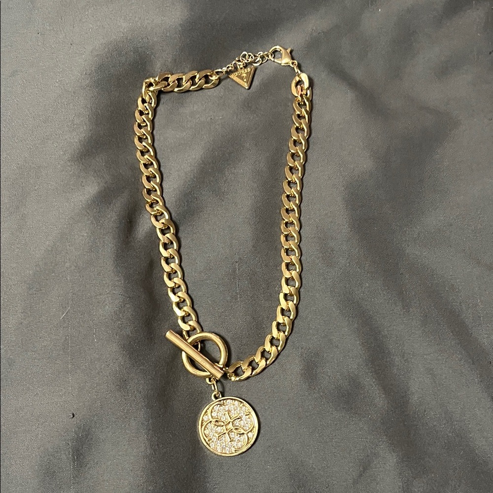Elegant Gold Chain Necklace with Pendant